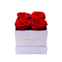Boeket met Vier Eeuwige Rozen in Cadeaubox