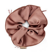 Oversized satijnen scrunchie voor elke dag