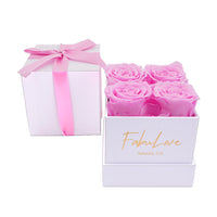 Boeket met Vier Eeuwige Rozen in Cadeaubox