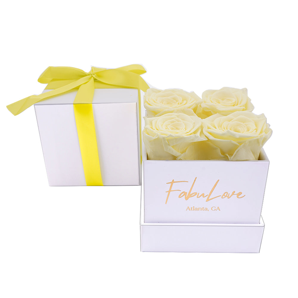 Boeket met Vier Eeuwige Rozen in Cadeaubox