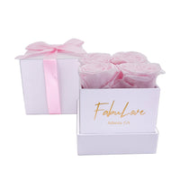 Boeket met Vier Eeuwige Rozen in Cadeaubox
