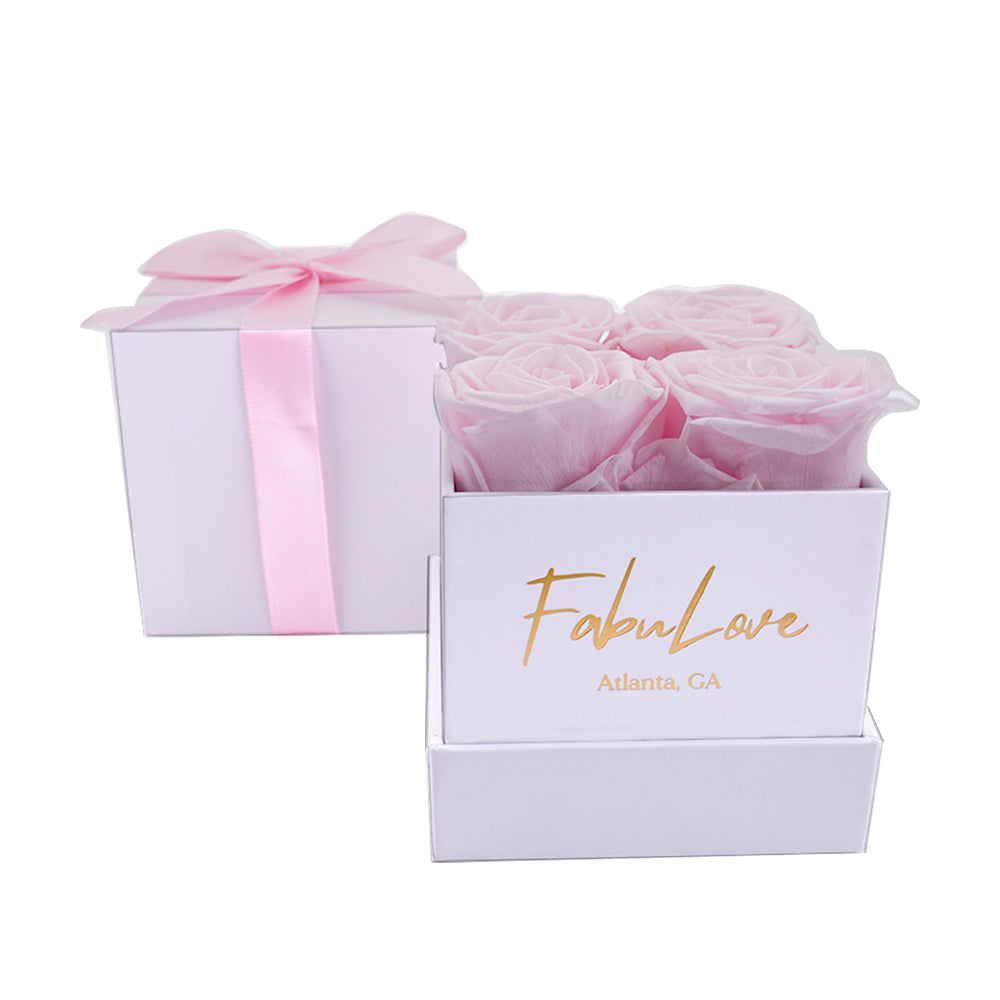 Boeket met Vier Eeuwige Rozen in Cadeaubox